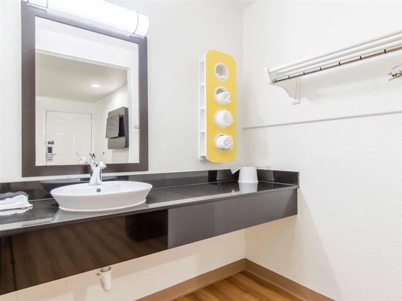 Motel 6 Ontario Airport Bagian luar foto