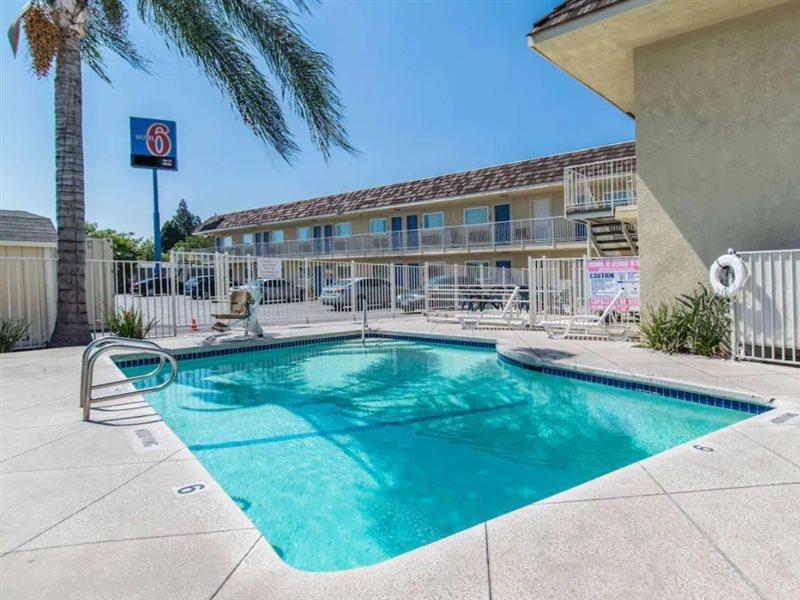 Motel 6 Ontario Airport Bagian luar foto