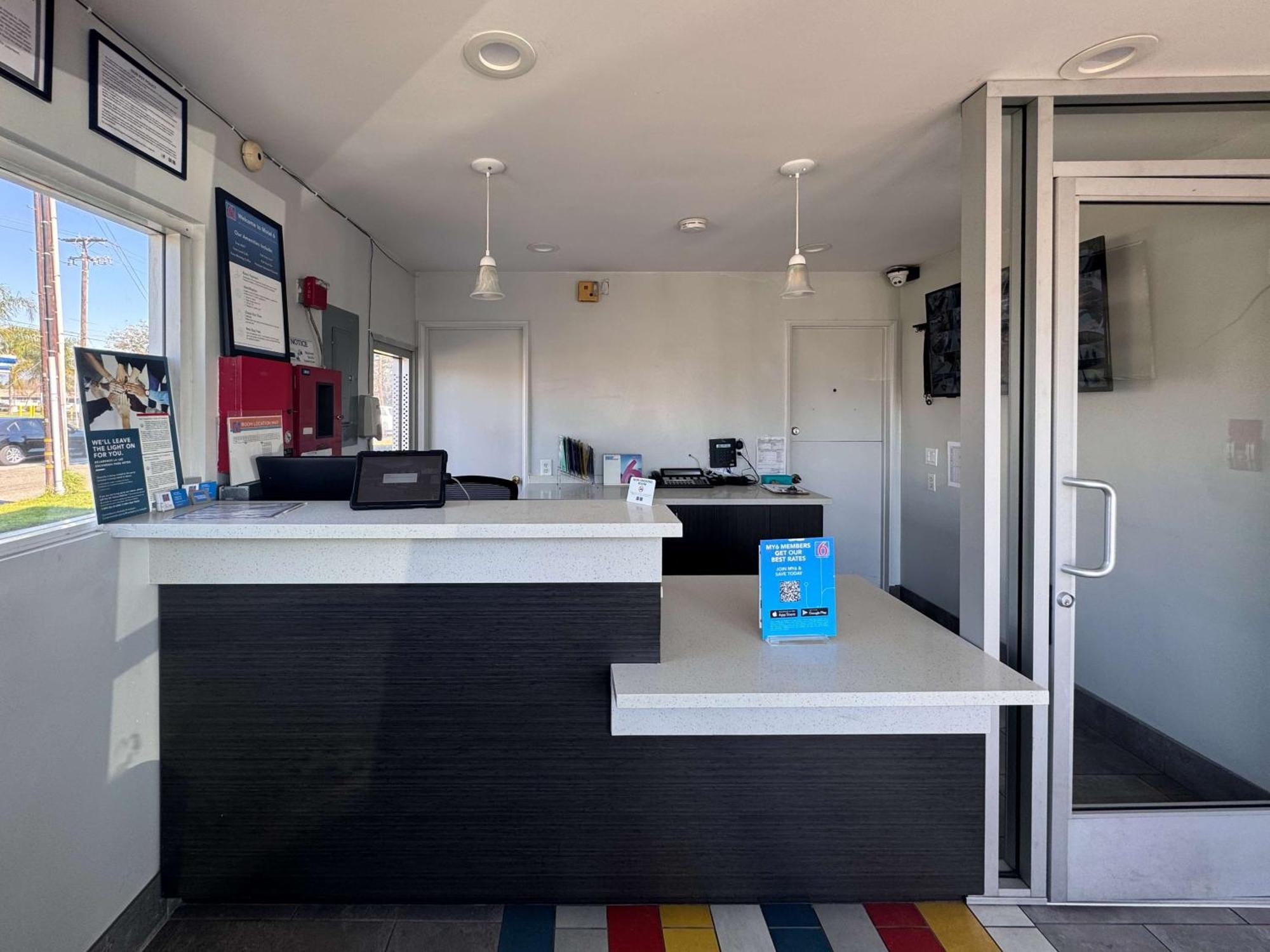 Motel 6 Ontario Airport Bagian luar foto