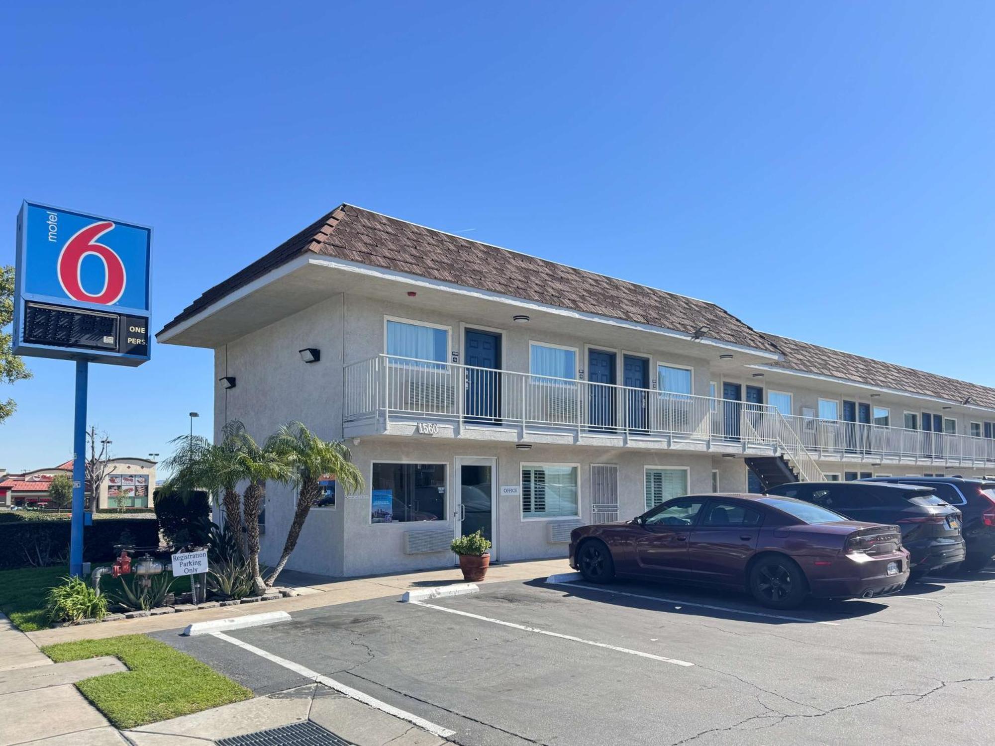 Motel 6 Ontario Airport Bagian luar foto