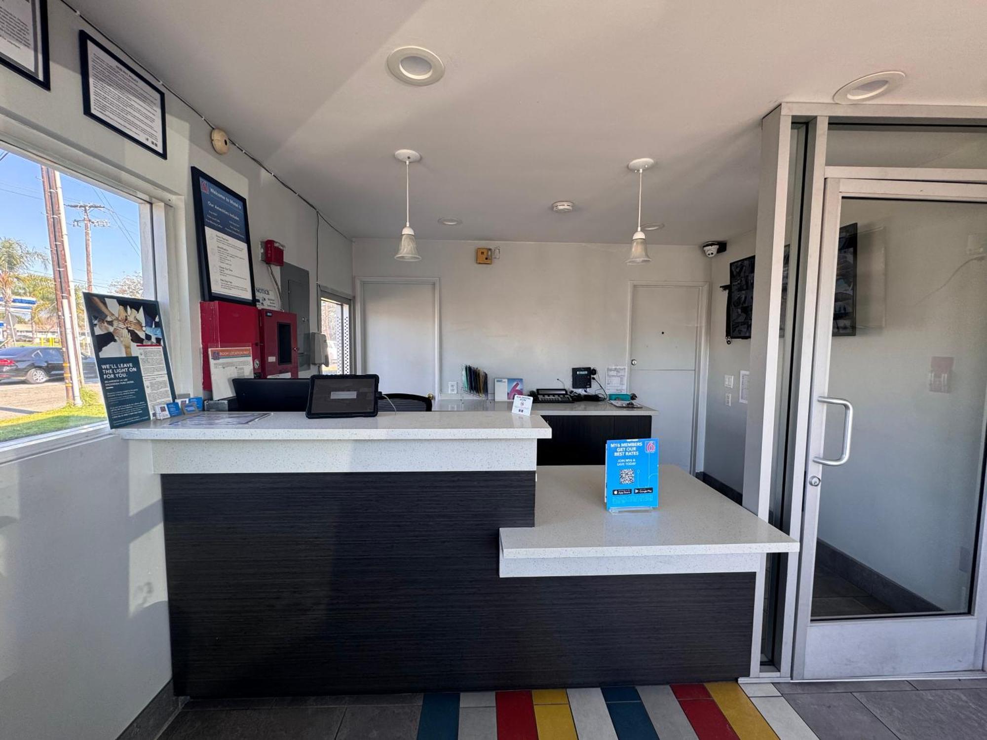 Motel 6 Ontario Airport Bagian luar foto