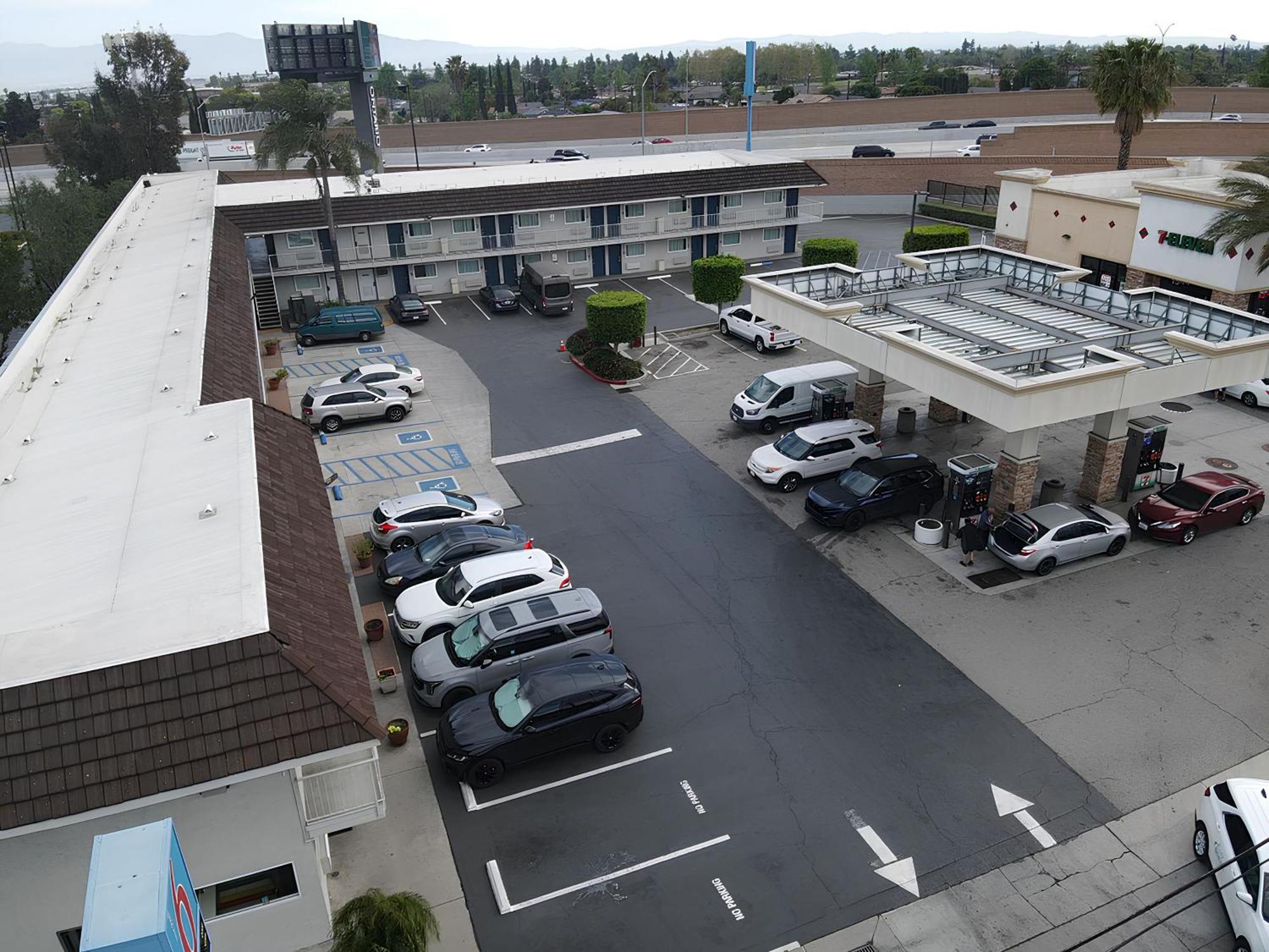 Motel 6 Ontario Airport Bagian luar foto