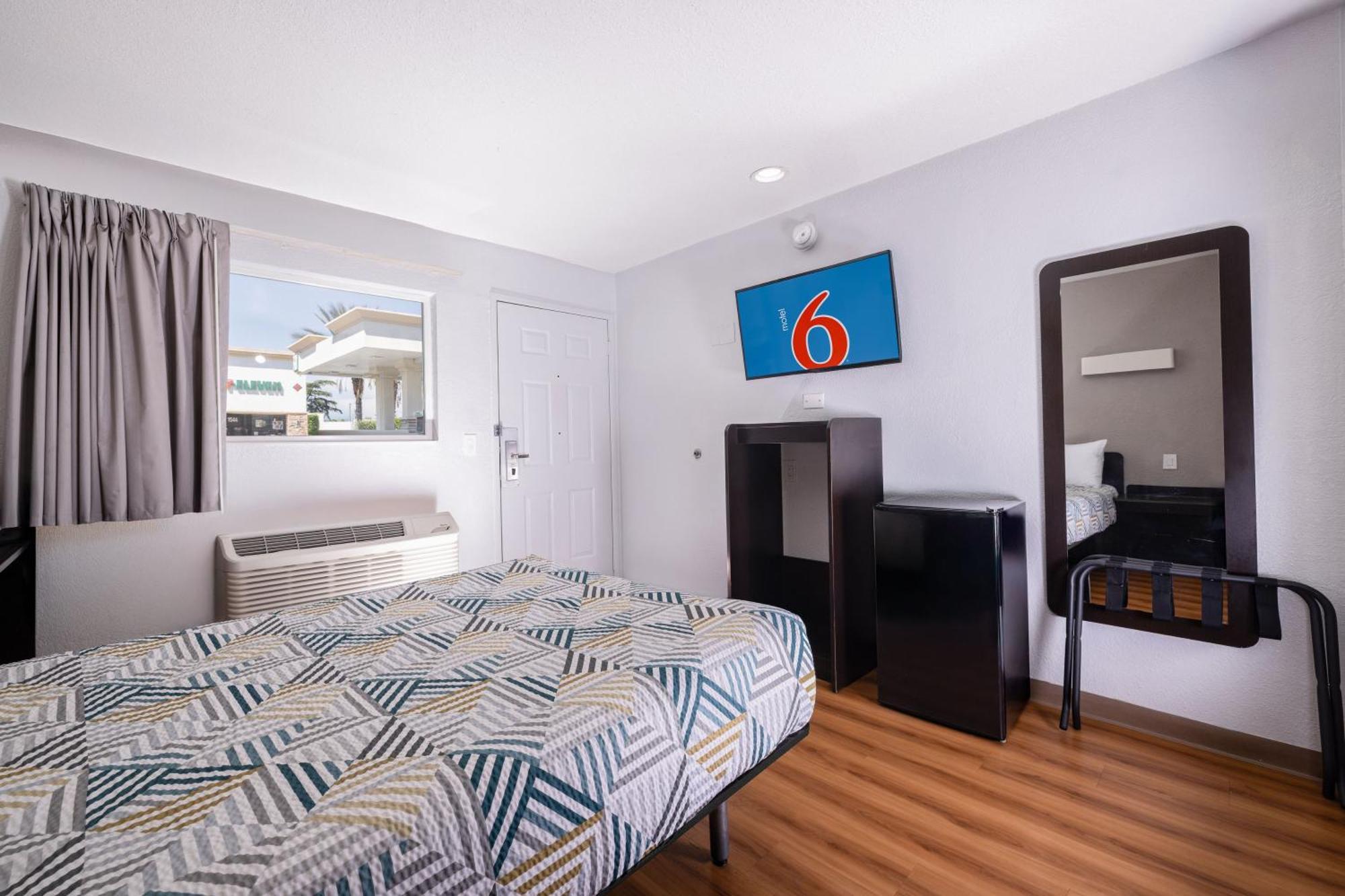 Motel 6 Ontario Airport Bagian luar foto
