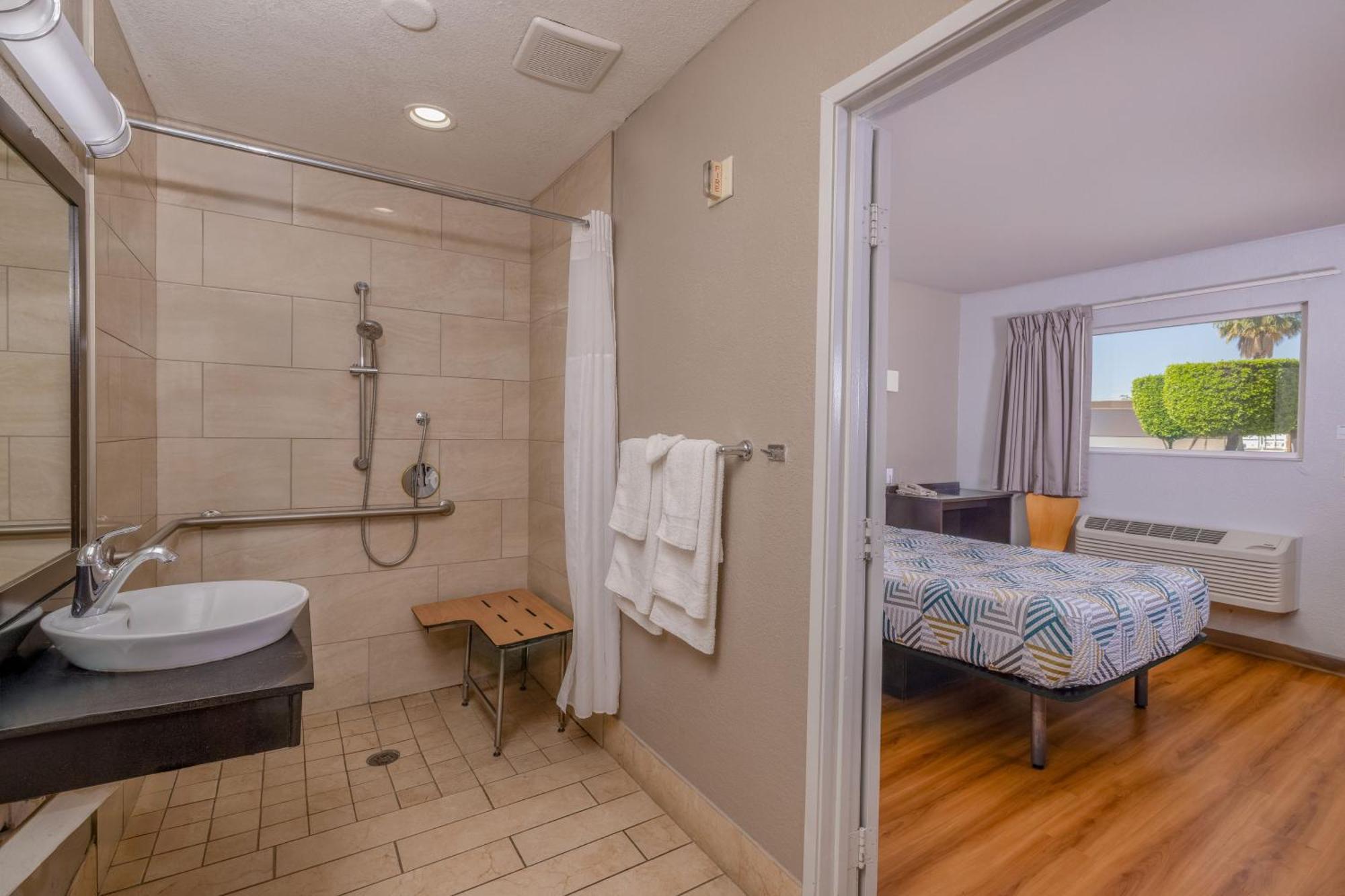 Motel 6 Ontario Airport Bagian luar foto