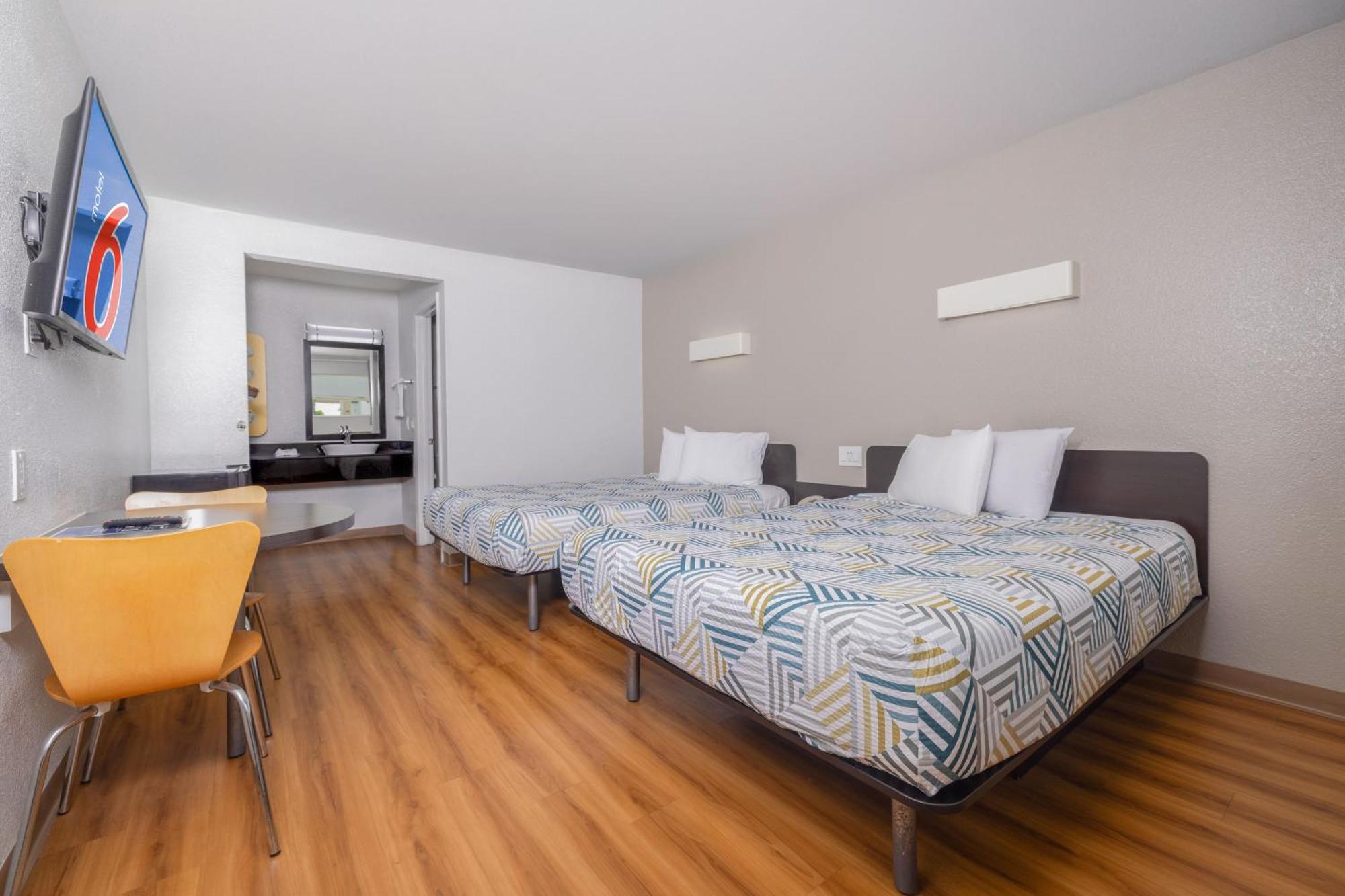 Motel 6 Ontario Airport Bagian luar foto