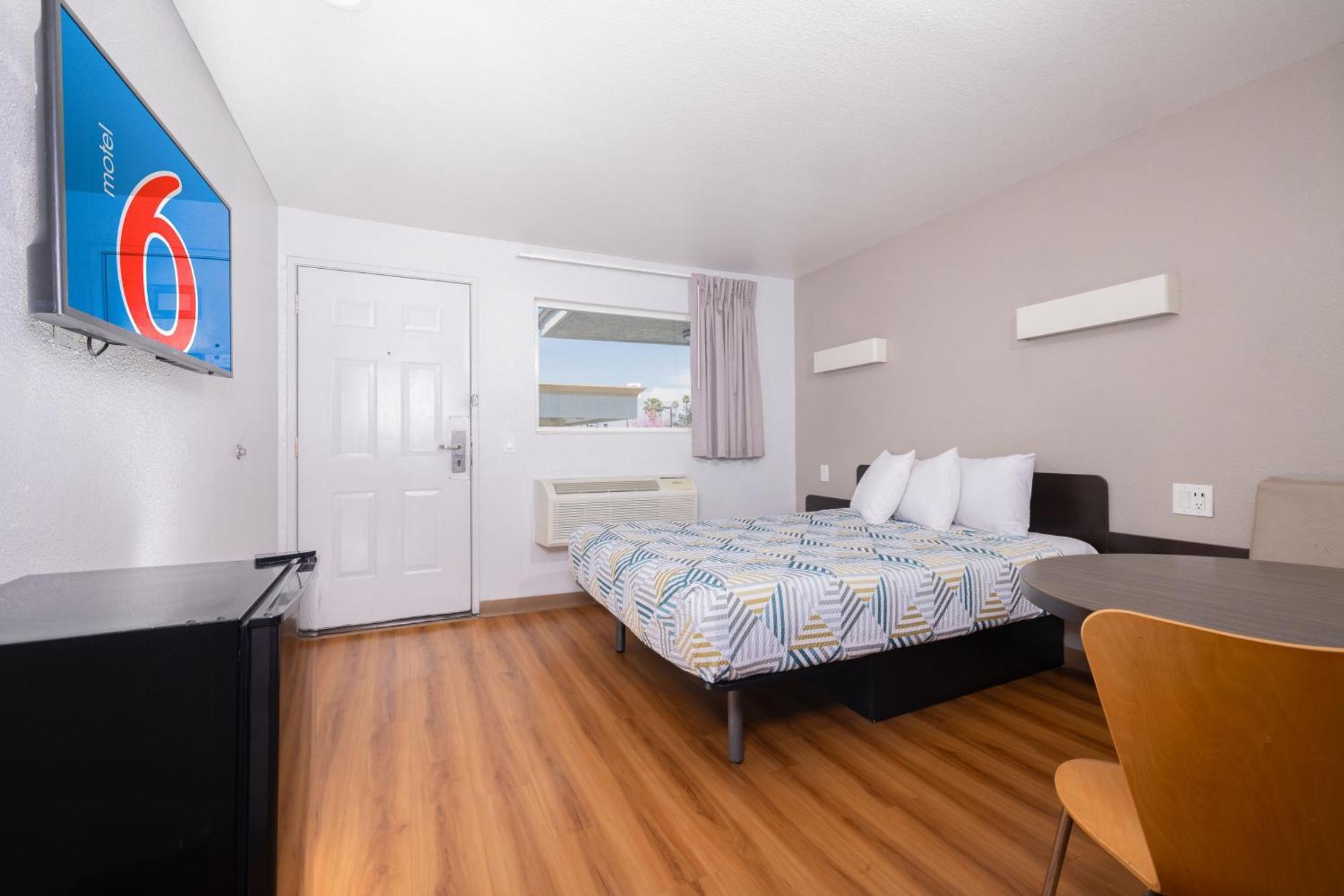 Motel 6 Ontario Airport Bagian luar foto