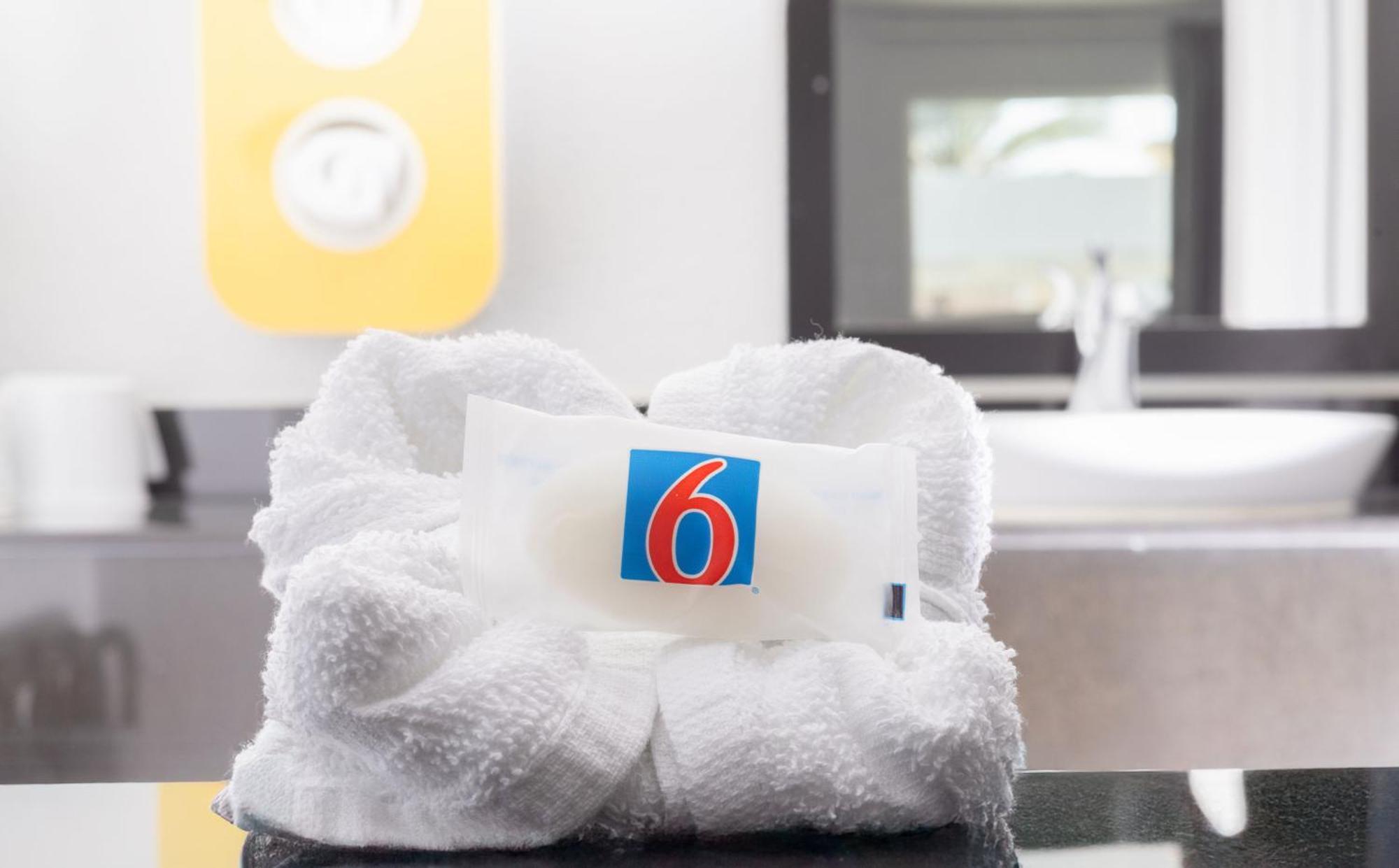 Motel 6 Ontario Airport Bagian luar foto