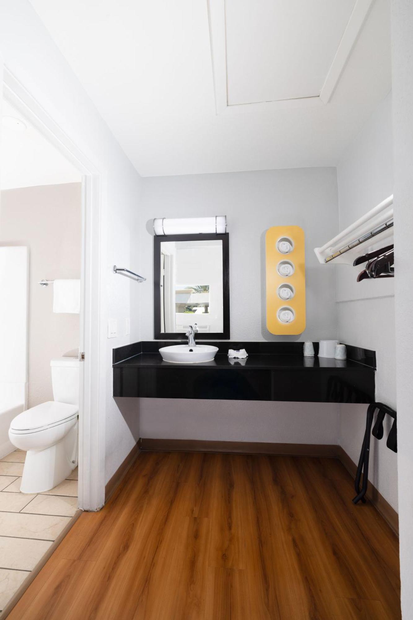 Motel 6 Ontario Airport Bagian luar foto
