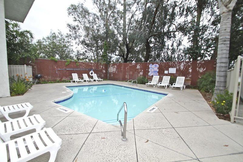 Motel 6 Ontario Airport Bagian luar foto