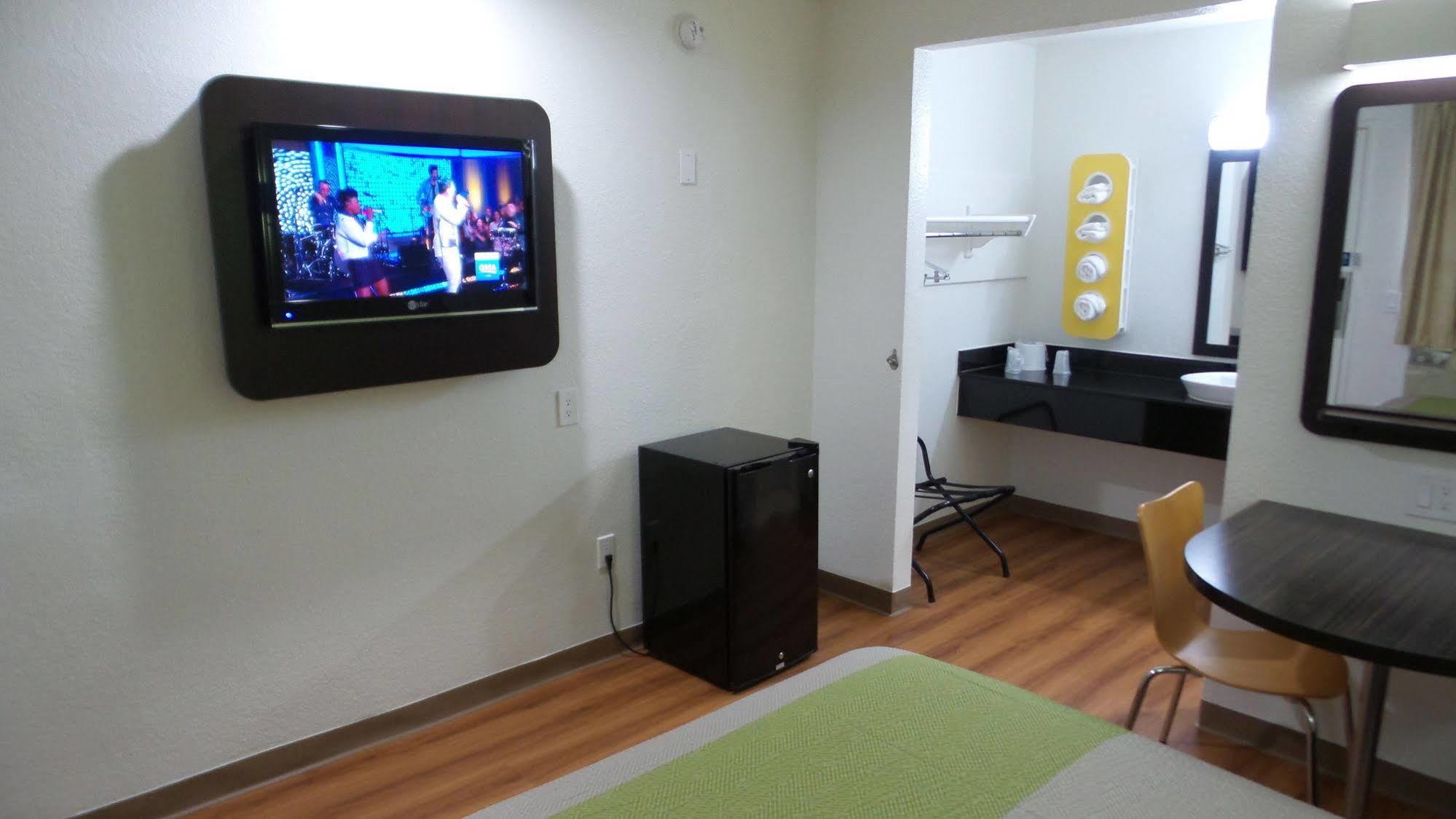 Motel 6 Ontario Airport Bagian luar foto