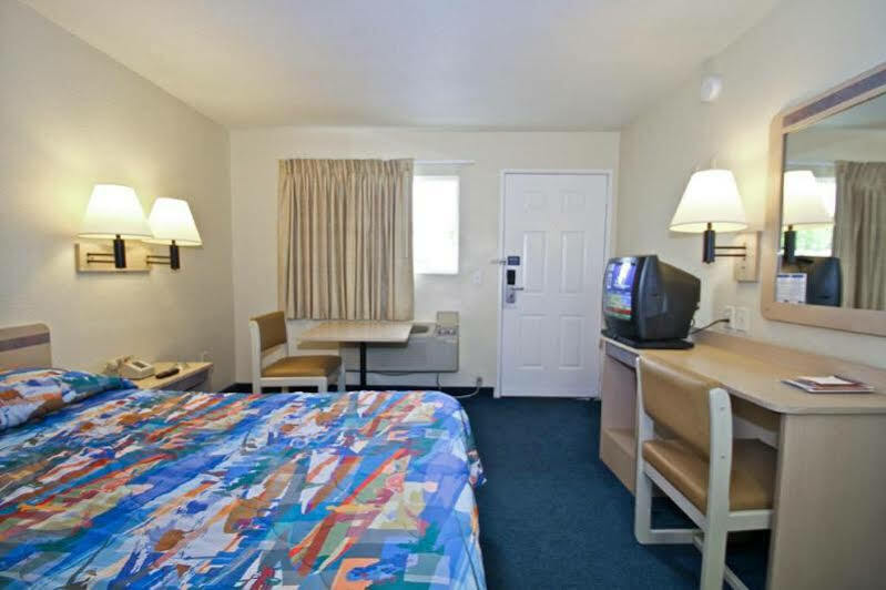 Motel 6 Ontario Airport Bagian luar foto