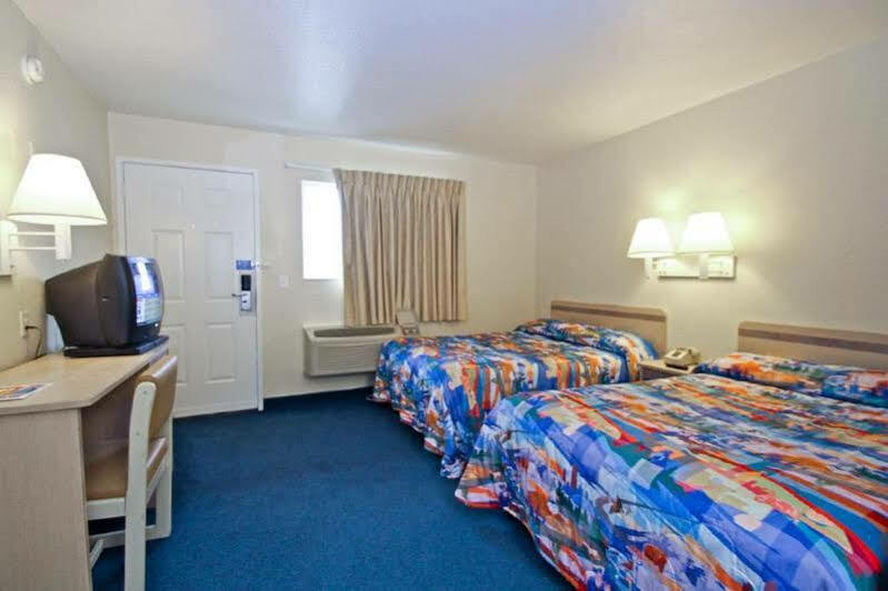 Motel 6 Ontario Airport Bagian luar foto